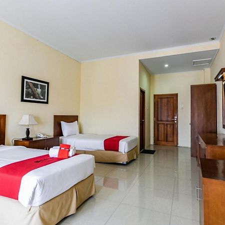 Reddoorz Plus Near Alun Alun Karanganyar Surakarta  Exterior photo