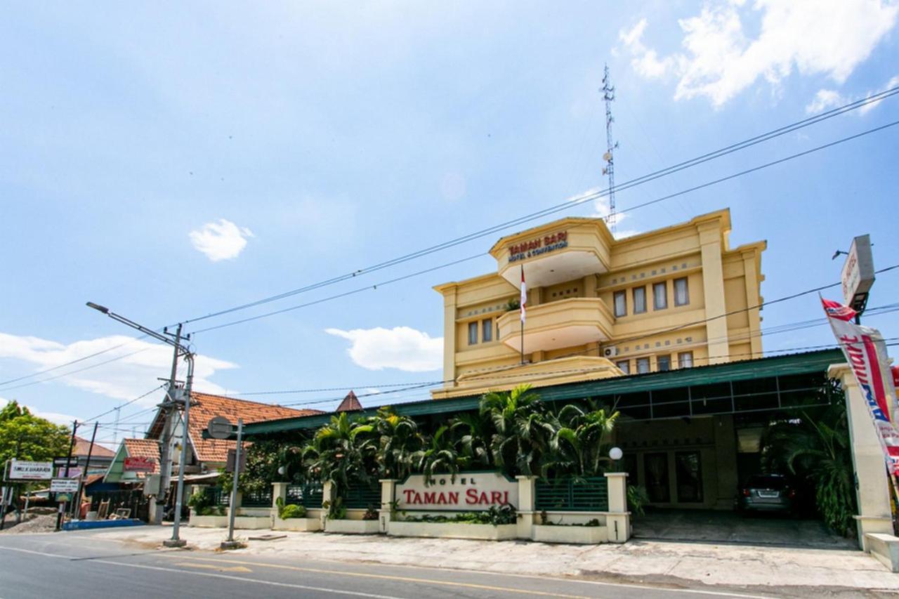 Reddoorz Plus Near Alun Alun Karanganyar Surakarta  Exterior photo