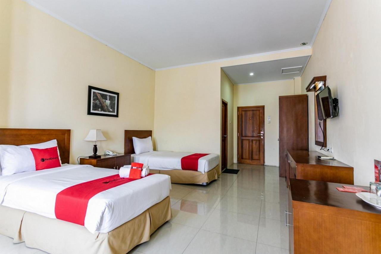 Reddoorz Plus Near Alun Alun Karanganyar Surakarta  Exterior photo