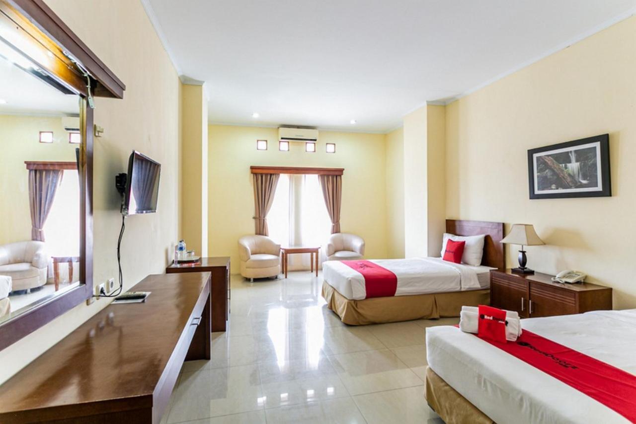 Reddoorz Plus Near Alun Alun Karanganyar Surakarta  Exterior photo