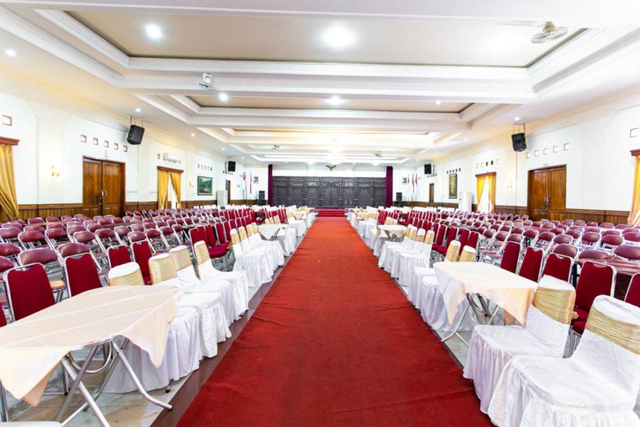 Reddoorz Plus Near Alun Alun Karanganyar Surakarta  Exterior photo