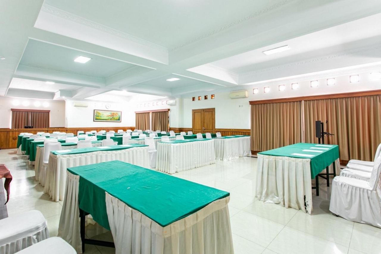 Reddoorz Plus Near Alun Alun Karanganyar Surakarta  Exterior photo